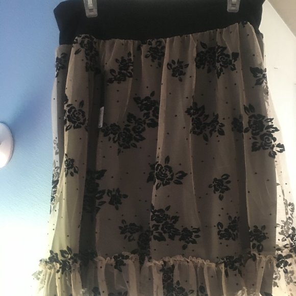 ONE SKIRT, ONE LULAROE DRESS, AND NICE TOPS - Picture 12 of 12